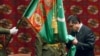 Türkmenistanyň prezidenti Gurbanguly Berdimuhamedow döwlet tugunyň öňünde