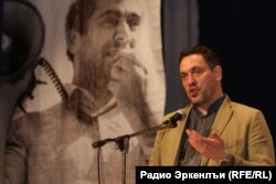 Максим Шевченко на фоне изображения Хаджимурада Камалова