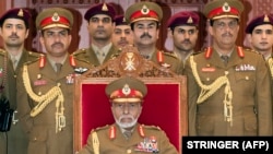 سلطان قابوس و ملازمانش در نوامبر ۲۰۱۶
