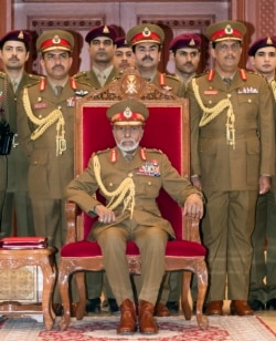 قابوس و فرماندهان نظامی عمان در مراسم رژه‌ای در سال ۲۰۱۶