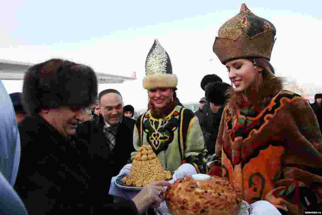 Милли киемнәрдәге кызлар кунакка чәк-чәк һәм икмәк тәкъдим итә