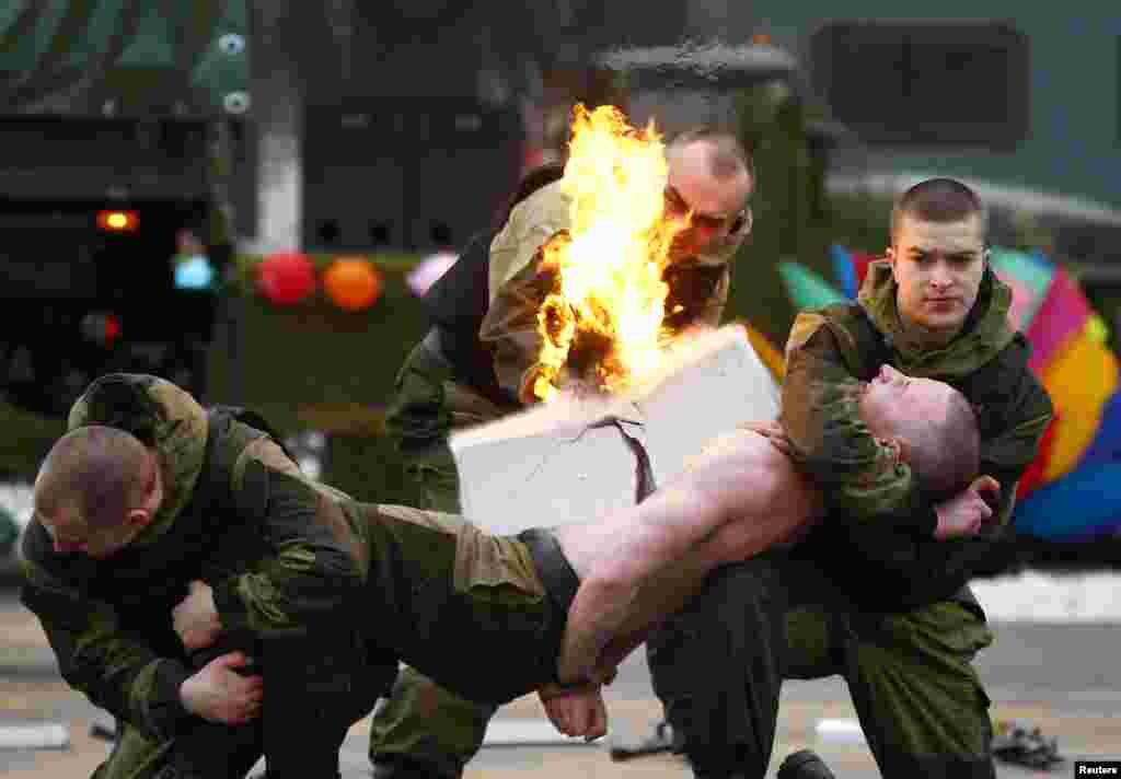Maslenitsa in 2017 took on a weirdly militaristic flavor in Belarus, where troops used the festival as an excuse to show off their abdominal strength (yes that is a flaming mallet and a block of concrete).&nbsp;