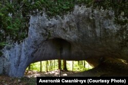 Карстовий міст у Карпатах: гігантська вапнякова арка, яка тримає на собі ділянку лісу