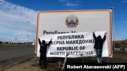 Робітники міняють банер із назвою країни Республіка Північна Македонія після багаторічної суперечки з Грецією через назву Республіка Македонія, 13 лютого 2019 року