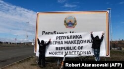 Makedonija je 12. februara 2019. promenila ime u Severna Makedonija na osnovu sporazuma o rešavanju spora s Grčkom (na fotografiji promena naziva države na makedonsko-grčkoj granici, 13. februara 2019)