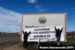 Natpisi na graničnim prelazima promijenjeni su već u februaru 2019 godine, nakon što je poslije ustavnih promjena na snagu stupio novi naziv države - Sjeverna Makedonija