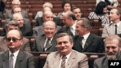 Войцеч Ярузельский и Лех Валенса в первом посткоммунистическом парламенте Польши. Июль 1989 года 