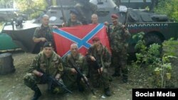 Grupa proruskih separatista u Donbasu, među kojima je i jedan od državljana Srbije, Radomir Počuča (dole levo), koji je kasnije u Srbiji osuđen na godinu i po dana zatvora zbog učešća na stranom ratištu