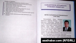  Onunjy klas okuwçylary üçin 2009-njy ýylda neşir edilen türkmen edebiýaty kitabynyň «Garaşsyzlyk eýýamynyň türkmen edebiýaty» diýen bölüminde diňe bir awtoryň ady bar.