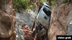 Спасатели поднимают сорвавшийся в ущелье грузовик