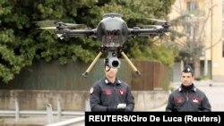 Napoli: poliția folosește drone pentru a monitoriza persoanele în carantină.