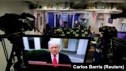 Snimak izlaska odlazećeg predsjednika SAD-a Donalda Trumpa iz prostorija za sastanke Bijele kuće, nakon što su njegove pristalice prekinule sjednicu na kojoj je Kongres razmatrao o konačnim rezultatima predsjedničkih izbora 2020, Washington (6. januar)