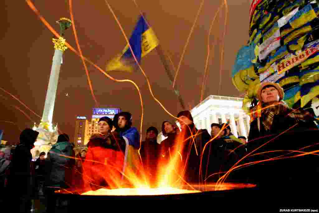 Antigovernment protesters attend a rally on Independence Squire in Kyiv on December 13. (epa/Zurab Kurtsikidze)