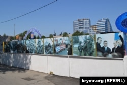 Ряд плакатов ко Дню Победы у Севастопольского дельфинария, май 2018 года