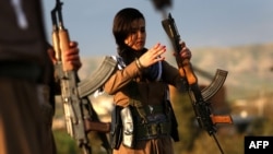 پیشمرگه کرد عضو حزب دموکرات کردستان از احزاب حاضر در ائتلاف پنج‌گانه احزاب کرد ایرانی