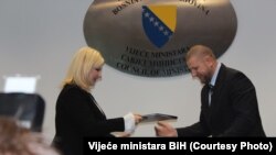 Zorana Mihajlović i Ismir Jusko prilikom potpisivanja Sporazuma o cestovnom prometu između BiH i Srbije