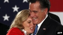 Один из лидеров после голосований на кокусах в Айове республиканец Митт Ромни вместе с женой