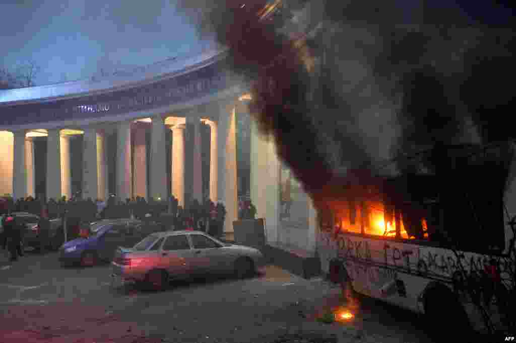 A bus bursts into flames as protesters clash with police on January 19, 2014 during an opposition rally in the centre of the Ukrainian capital Kiev in a show of defiance against strict new curbs on protests. 