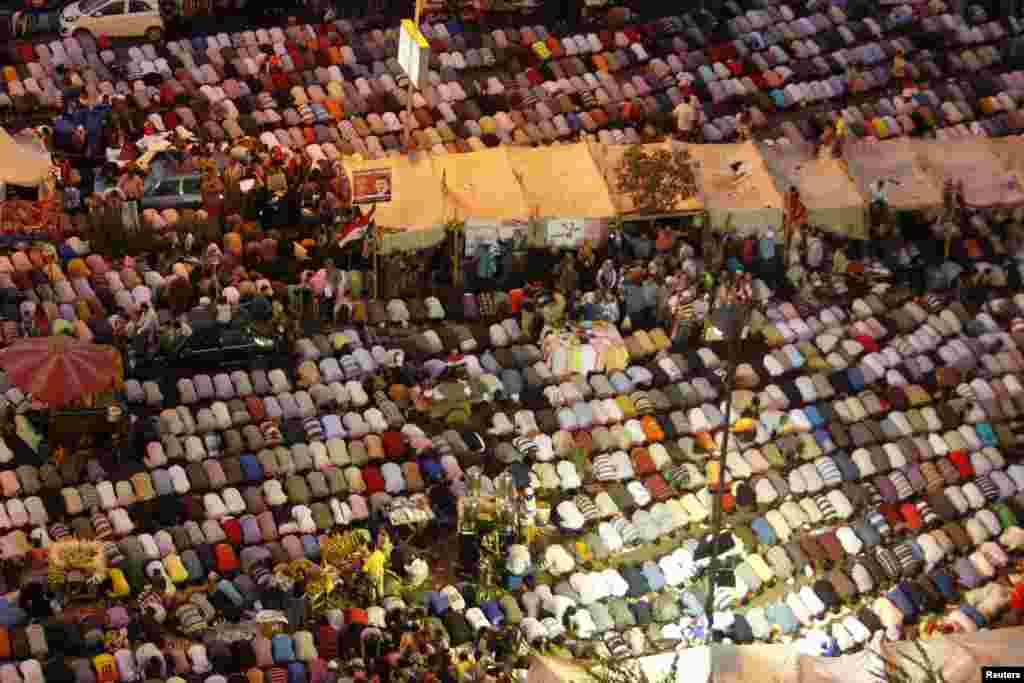 Molitva pristalica Mohameda Morsija u džamiji u Kairu