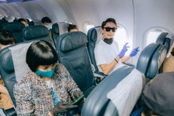 Пассажиры самолета, летящего из Алматы в Нур-Султан. 1 мая 2020 года.
