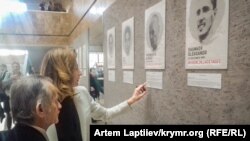 Мустафа Джемілєв і Еміне Джеппар на виставці «В'язні Кремля»