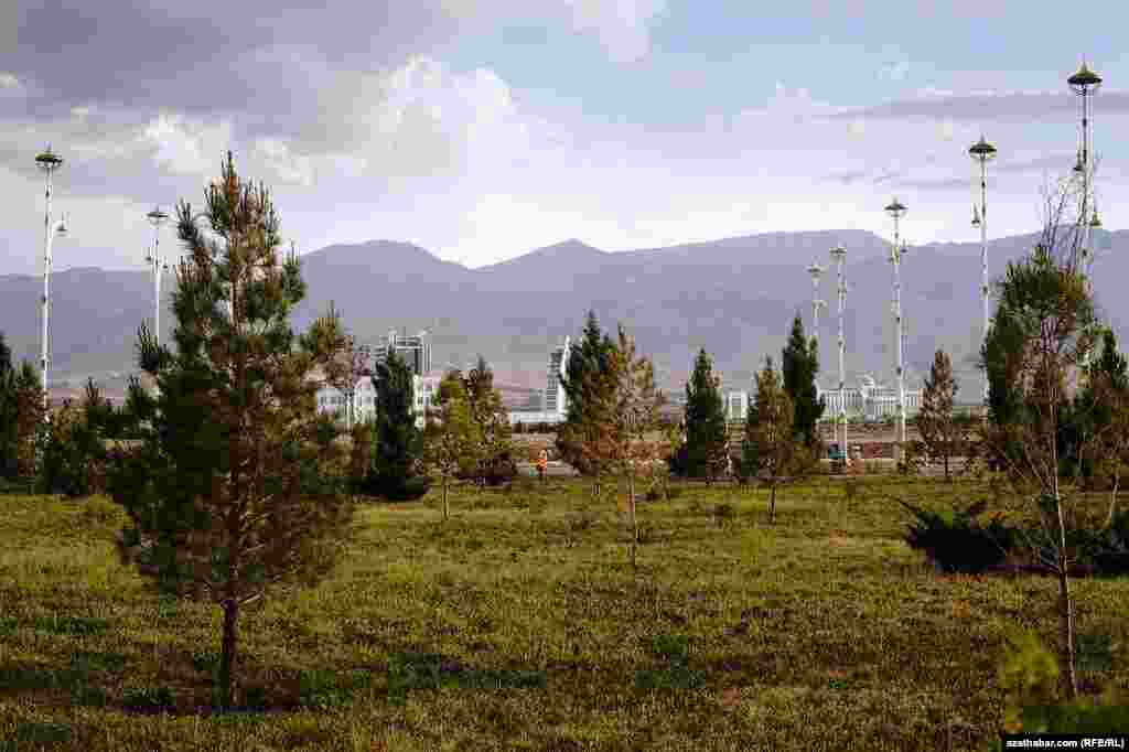 Aşgabat ösüp, ozal daş bolup görnen daglara golaýlaýar. Maý, 2013.