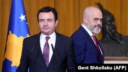 Албанскиот премиер Еди Рама (Д) и косовскиот премиер Албин Курти присуствуваа на прес-конференција во Тирана, 11 февруари 2020 година