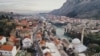 Ovo je Mostar, grad u južnoj Bosni i Hercegovini poznat po kamenom mostu (desno u sredini) preko rijeke Neretve.<br />
&nbsp;