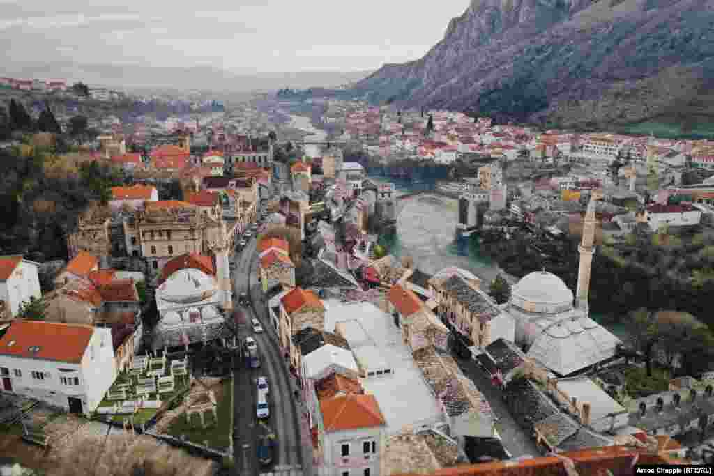 Ovo je Mostar, grad u južnoj Bosni i Hercegovini poznat po kamenom mostu (desno u sredini) preko rijeke Neretve. &nbsp;