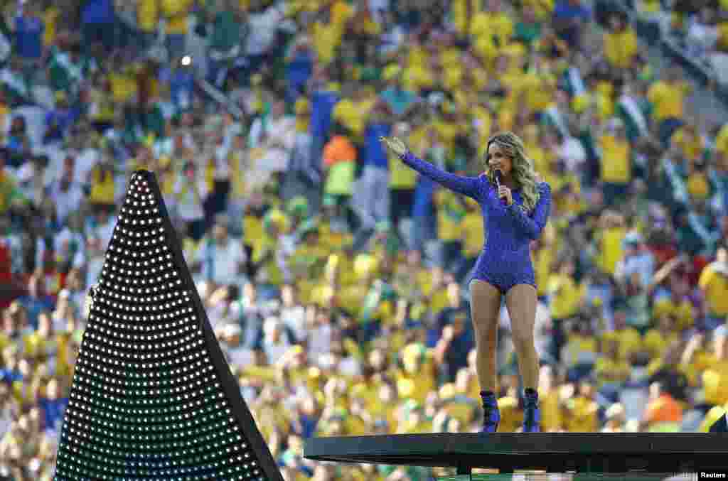 Brazil -- Brazilian singer Claudia Leitte performs during the opening ceremony of the 2014 World Cup at the Corinthians arena in Sao Paulo June 12, 2014. REUTERS/Kai Pfaffenbach (BRAZIL - Tags: SOCCER SPORT WORLD CUP ENTERTAINMENT) - RTR3TGM8