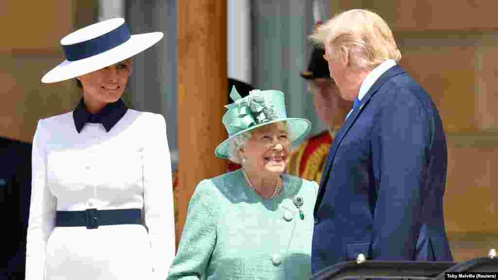 САД/ВЕЛИКА БРИТАНИЈА -&nbsp;Кралицата Елизабета Втора и принцот Чарлс го примија американскиот претседател Доналд Трамп и неговата сопруга Меланија во Бакингемската палата на почетокот на неговата тридневна посета на Британија.&nbsp;
