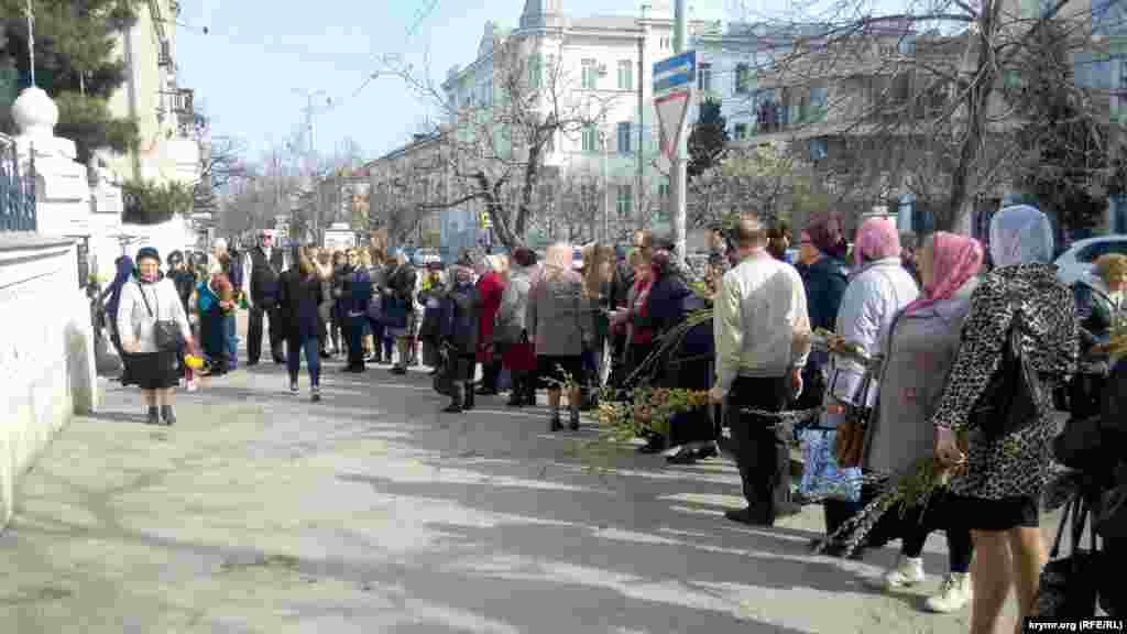 Біля храму в Севастополі шикувалися черги, щоб освятити вербу