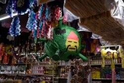 Своебразный мексиканский юмор: пиньята в форме коронавируса у одного из магазинов в штате Нижняя Калифорния, Мексика