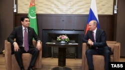 Orsýetiň prezidenti Wladimir Putin (s) we Türkmenistanyň prezidenti Gurbanguly Berdimuhamedow (ç), Soçi, 1-ni noýabr, 2016