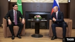 Президенты Туркменистана и России Гурбангулы Бердымухамедов (слева) и Владимир Путин.