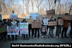 Молодь з ековимогами під стінами уряду в Києві