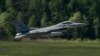 Амэрыканскі зьнішчальнік F-16 узьлятае падчас вучэньняў НАТО ў Польшчы 20 траўня 2014 году