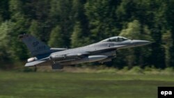 Амэрыканскі зьнішчальнік F-16 узьлятае падчас вучэньняў НАТО ў Польшчы 20 траўня 2014 году