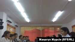 Хижаб маселеси боюнча Актөбөдөгү мектептердин биринде болгон жыйын. 1-ноябрь, 2017-жыл.