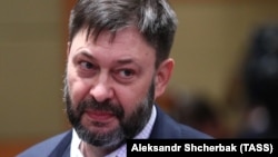 Головний редактор «РИА Новости-Украина» Кирило Вишинський був затриманий 15 травня 2018 року за підозрою в державній зраді