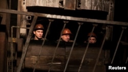 Шахтёры в клети на шахте Засядько
