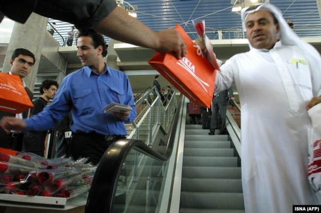 تنها پرواز خارجی که در اردیبهشت ۸۳ در فرودگاه امام به زمین نشست یه پرواز شرکت هواپیمایی امارات بود.