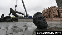 Un monument sovietic dedicat prieteniei dintre națiunea rusă și cea ucraineană a fost demolat de autoritățile de la Kiev pe data de 26 aprilie 2022.
