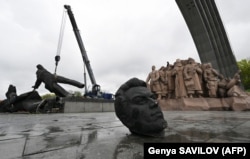 Під час демонтажу радянської скульптури, яка символізувала так зване «возз’єднання України та Росії». Київ, 26 квітня 2022 року