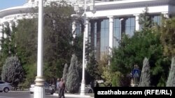 На улицах Ашхабада малолюдно из-за жары