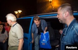 Eliberarea observatorilor OSCE, în prezența premierului Aleksandr Borodai (în dreapta) al autoproclamatei "Republici Populare a Donețkului".