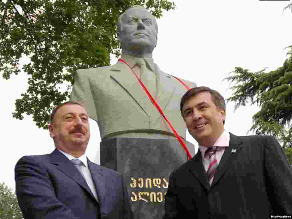 Azerbaijani President Ilham Aliyev (left) and Georgian President Mikhail Saakashvili (right) in front of the Heydar Aliyev statue in Tbilisi. 