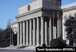 Азыр ТИМ, мурда өкмөт жайгашкан имараттын оңдолгонго чейинки көрүнүшү