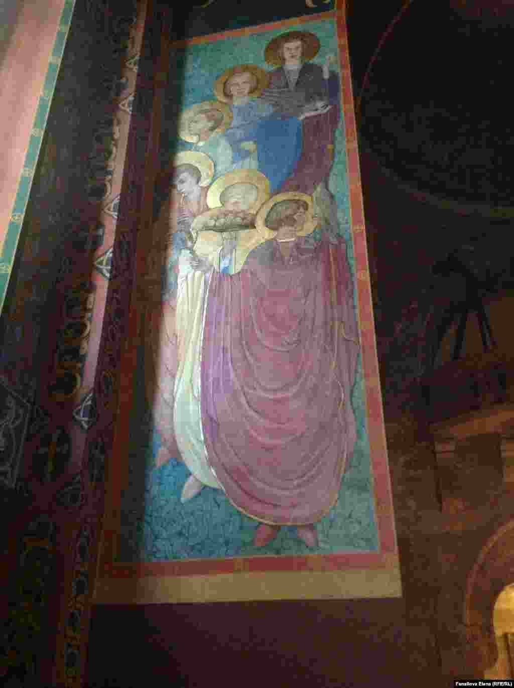 Фигуры святых вокруг центральной арки