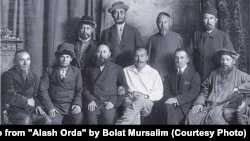 Деятели партии «Алаш», созданной представителями казахской интеллигенции, и ее сторонники. В центре - Алихан Букейханов. Семей, 1918 год.